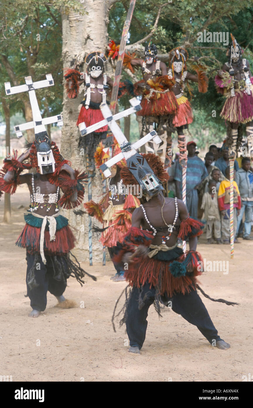 Danseurs masqués Dogon MALI Sangha Région Afrique Banque D'Images