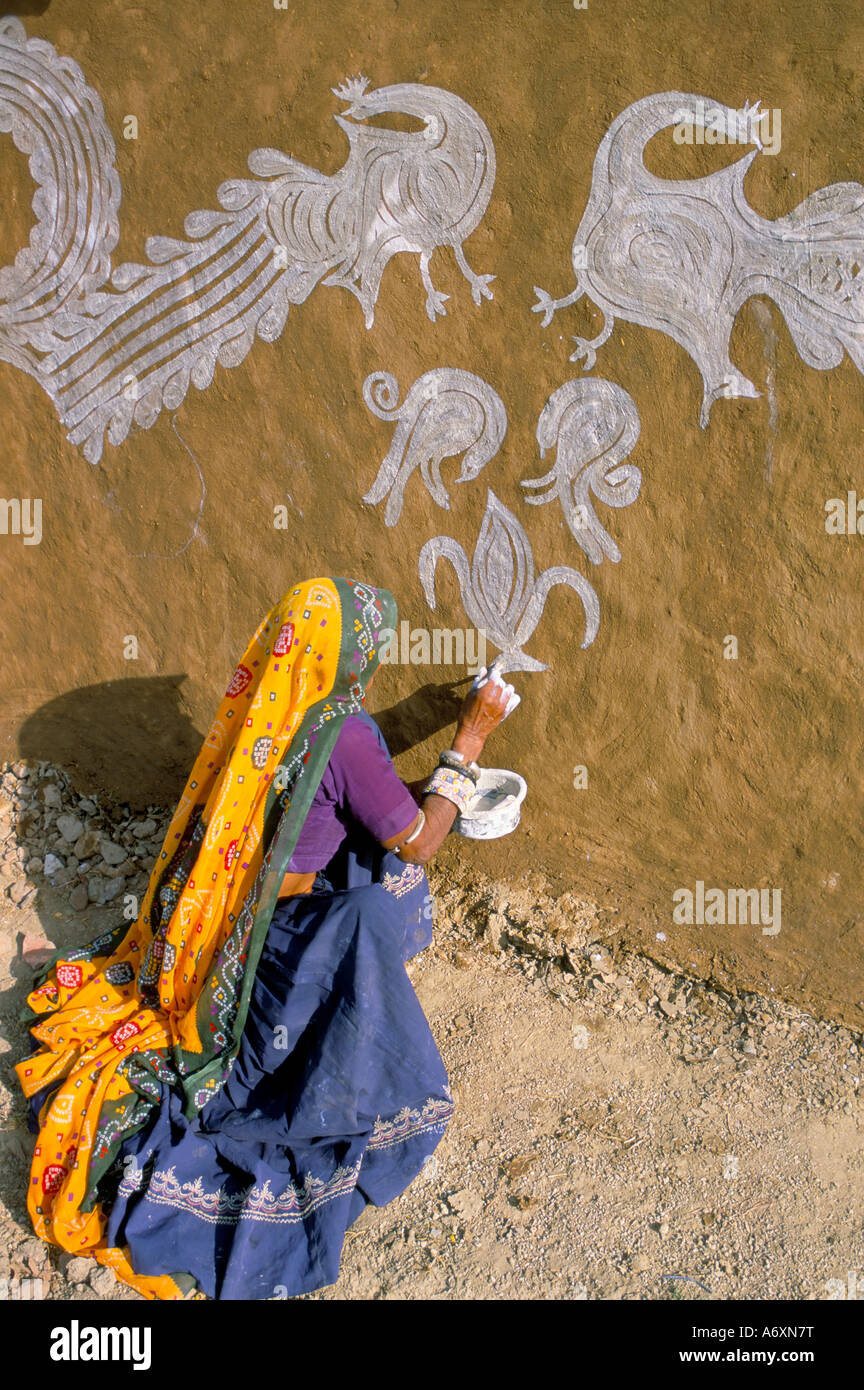 Peinture femme dessins sur sa maison Tonk Rajasthan Inde Asie région Banque D'Images