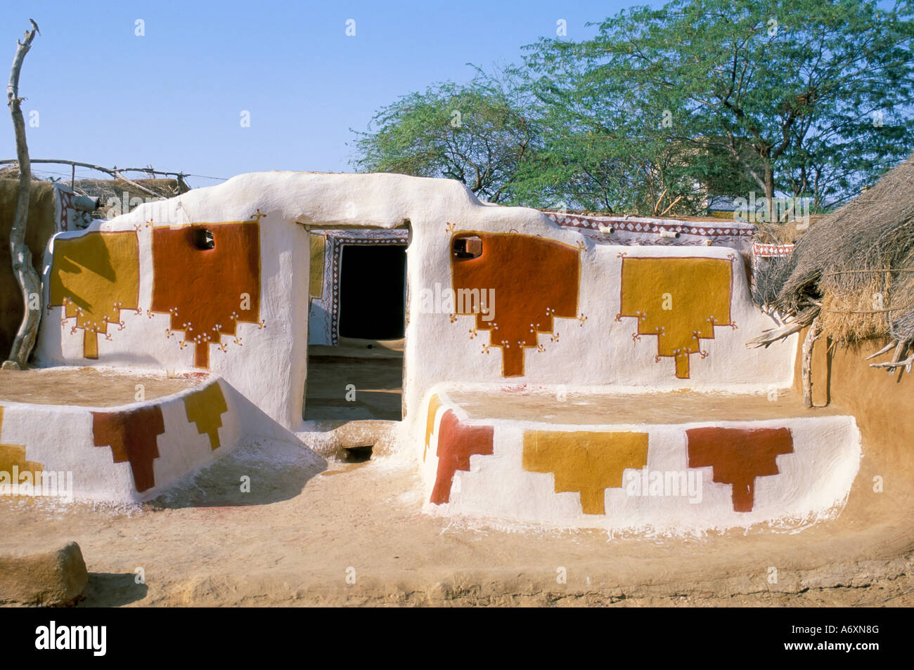 Des dessins géométriques sur les murs d'une maison de village près de Jaisalmer Rajasthan Inde Asie Banque D'Images