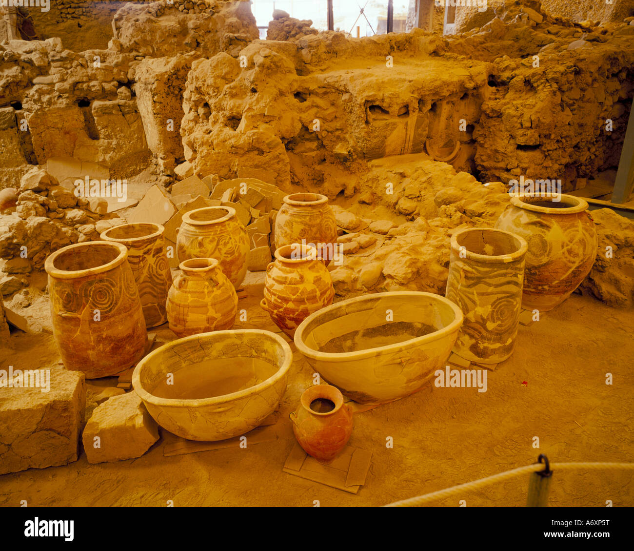 Ancienne poterie Minoenne Antique Musée d'Akrotiri de Santorin Akrotiri Thira Îles Cyclades Iles grecques Grèce Europe Banque D'Images