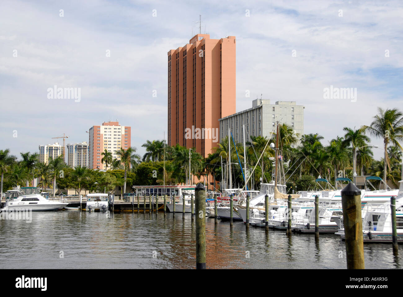 Développement des tours d'habitation en copropriété dans le centre-ville historique de Peace River district Riverfront dans Ft Fort Myers Florida FL Banque D'Images Développement des tours d'habitation en copropriété dans le centre-ville historique de Peace River district Riverfront dans Ft Fort Myers Florida FL Banque D'Images