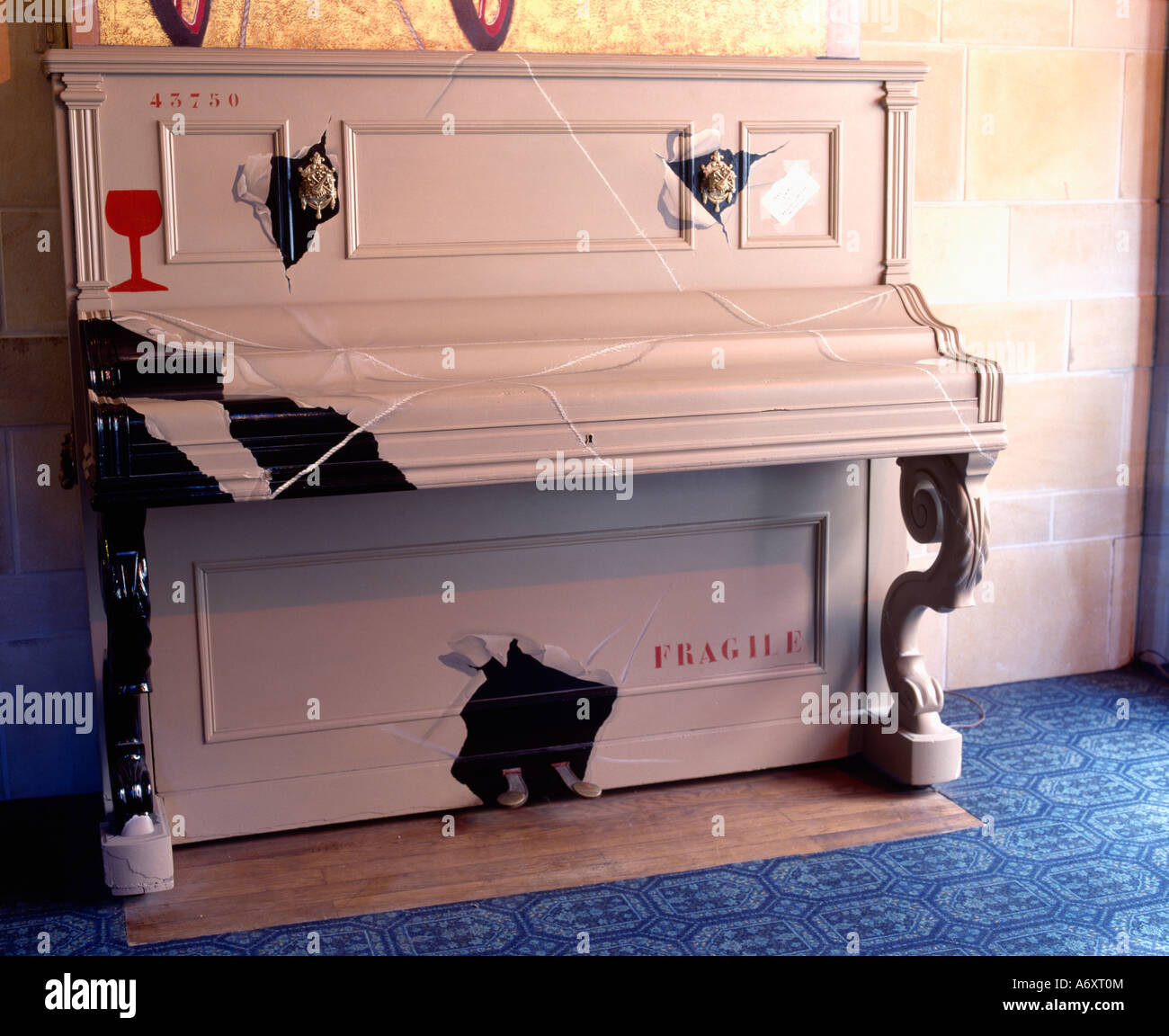 Paint the piano Banque de photographies et d'images à haute résolution -  Alamy