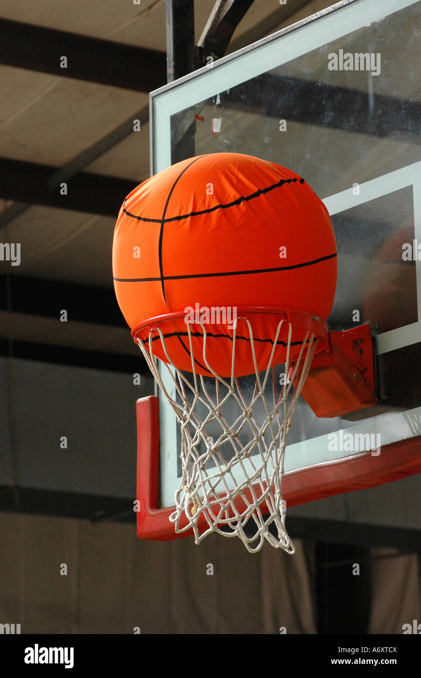 Basket-ball gonflable est bloqué dans le panier au centre jeunesse, au nord de la Floride. Banque D'Images