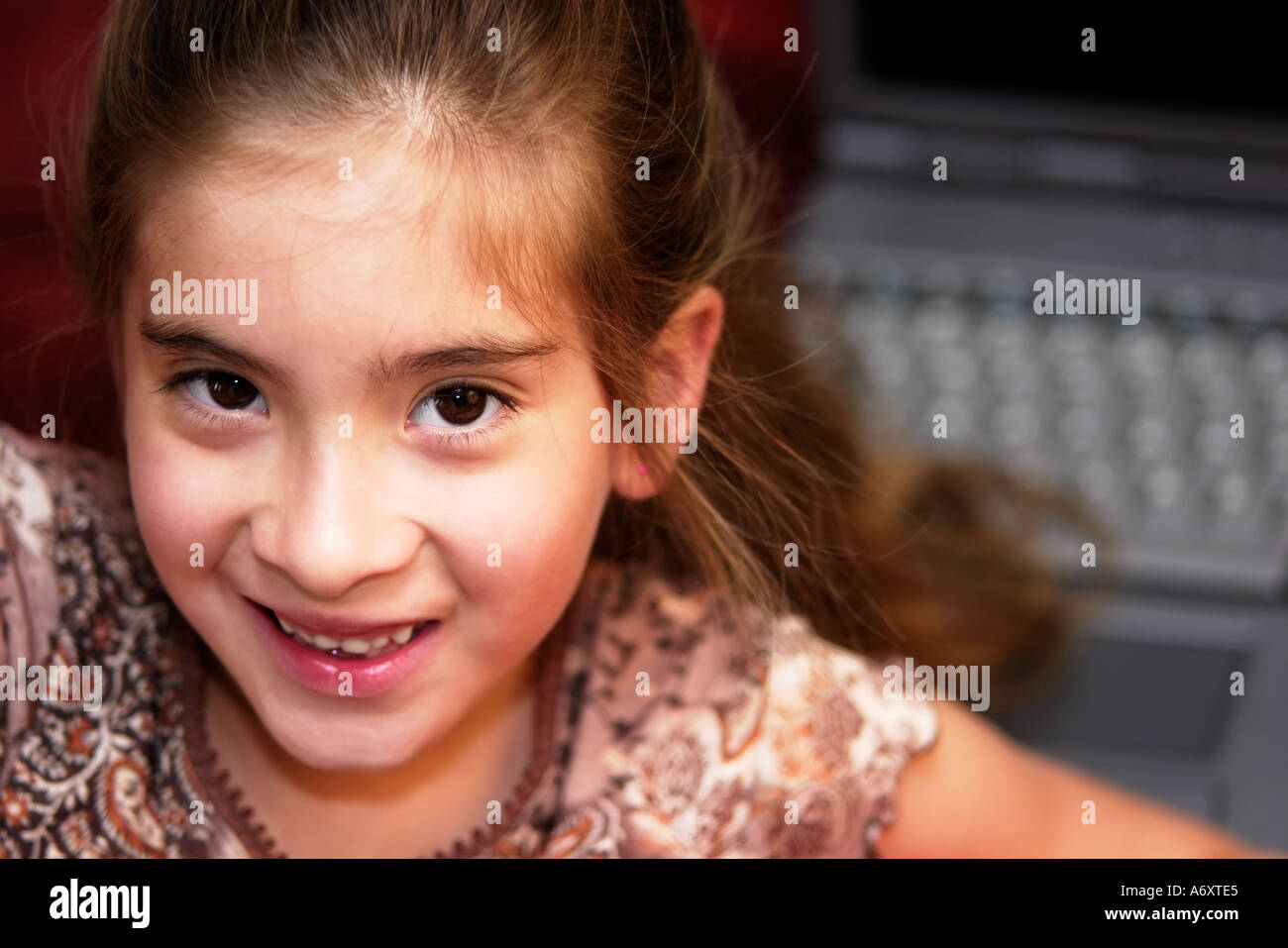 Jeune fille heureuse avec coffre à l'arrière-plan Banque D'Images