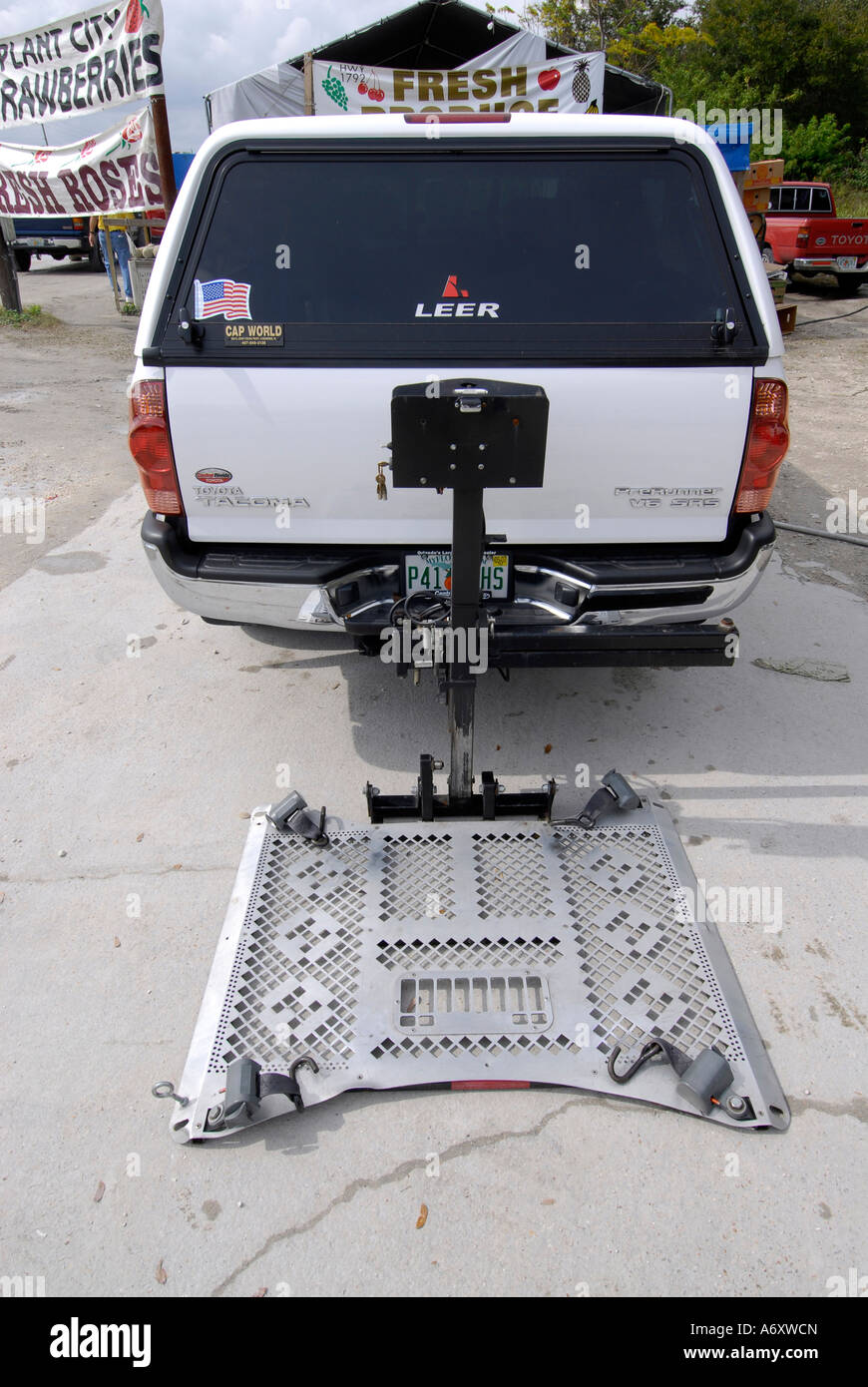 Un élévateur pour fauteuil roulant motorisé montée à l'arrière d'une automobile Banque D'Images