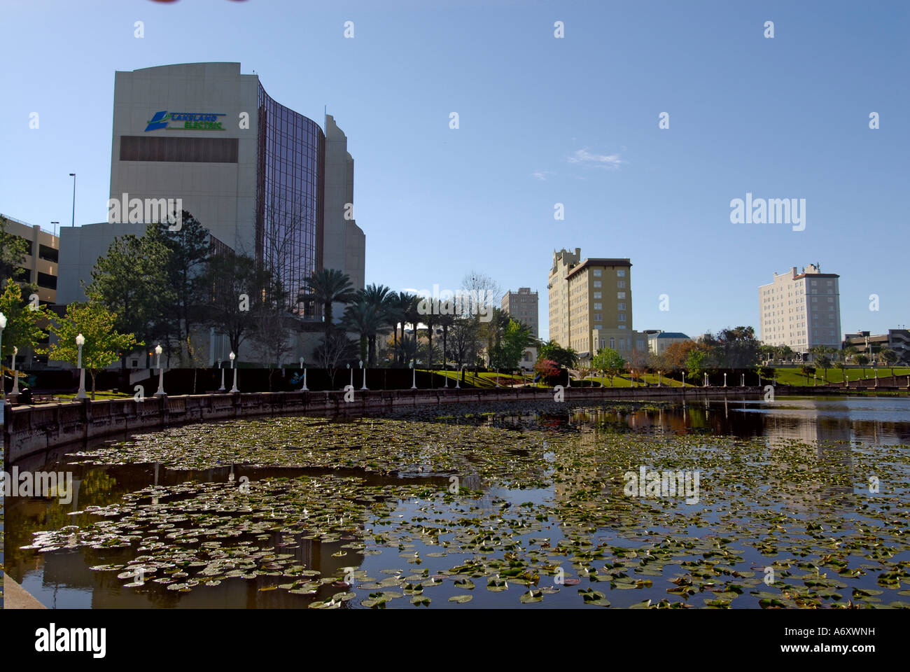 Skyline Panorama photo de Lakeland en Floride FL USA avec le lac Miroir dans l'avant-plan Banque D'Images