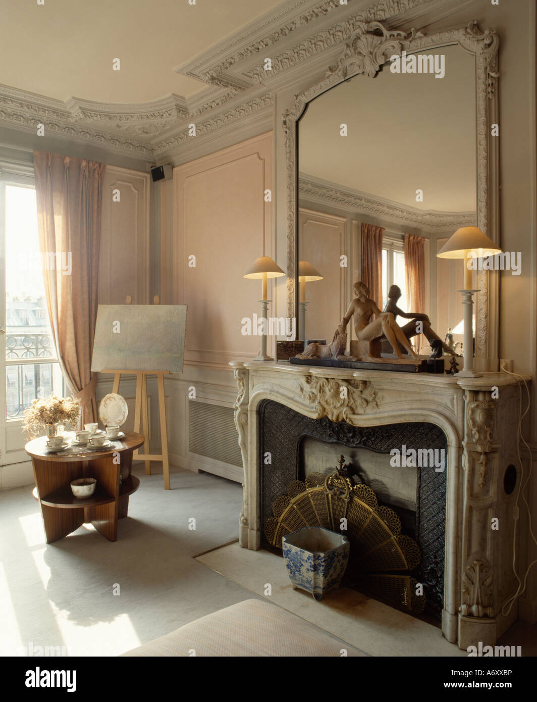 Grand miroir antique avec châssis peint en blanc sur la cheminée de marbre ornée en français sittingroom Banque D'Images