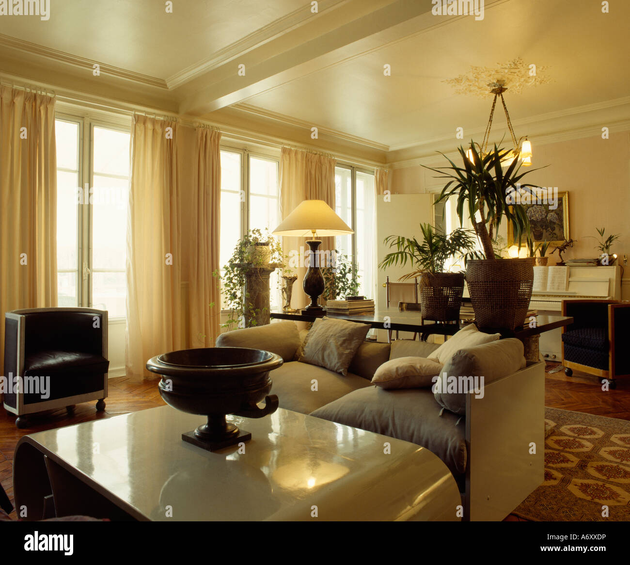 Canapé crème et le tableau dans les grandes années 80 sittingroom Photo