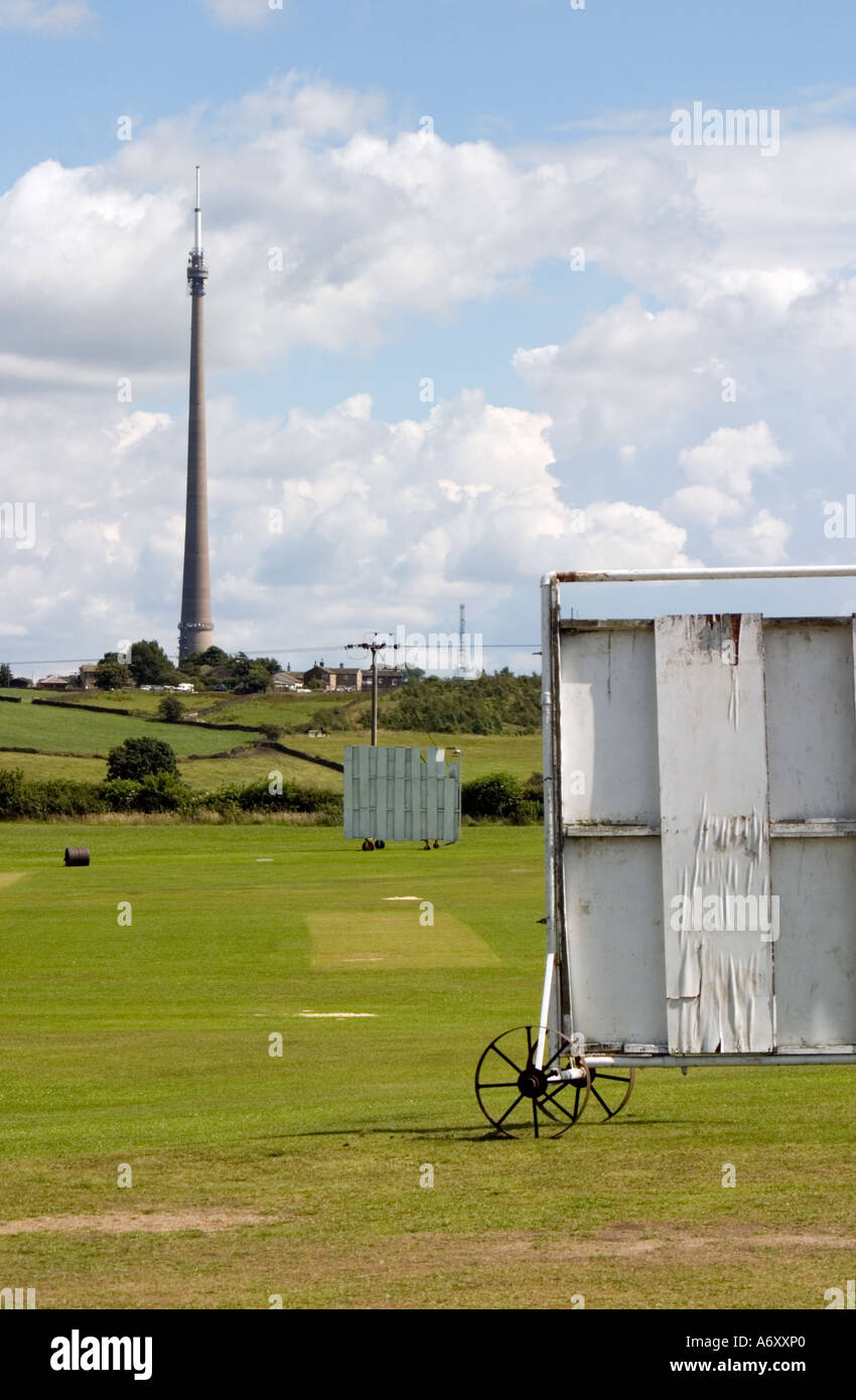 Club de Cricket lepton Huddersfield en dehors de la saison d'Emley Moor avec mât de télévision en arrière-plan Banque D'Images
