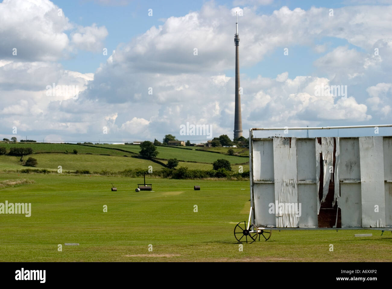 Club de Cricket lepton Huddersfield en dehors de la saison d'Emley Moor avec mât de télévision en arrière-plan Banque D'Images