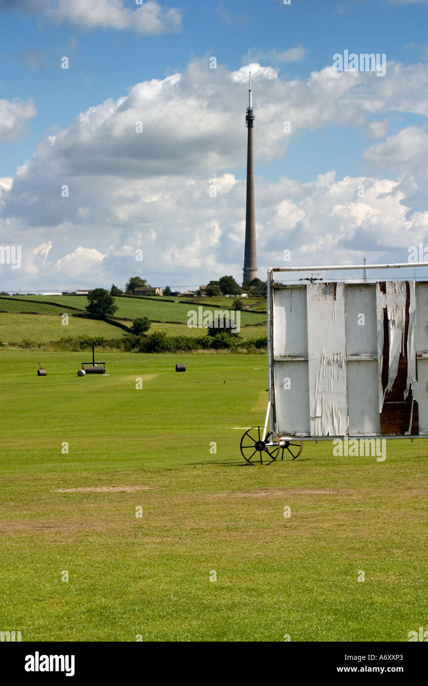 Club de Cricket lepton Huddersfield en dehors de la saison d'Emley Moor avec mât de télévision en arrière-plan Banque D'Images