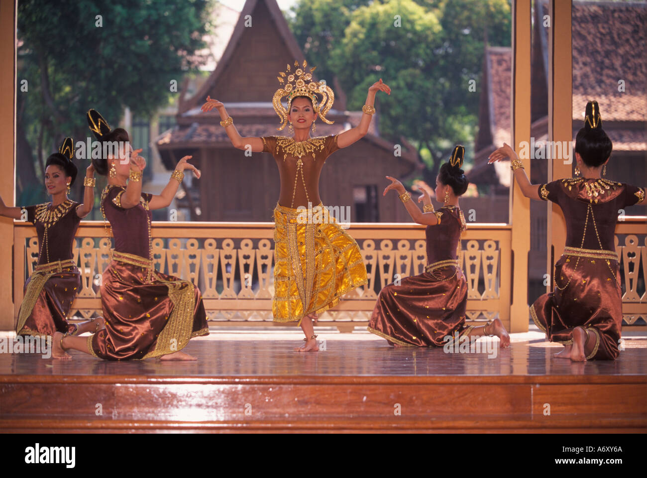 Des danseurs traditionnels thaïlandais, le palais de Vinmanmek, Bangkok, Thaïlande Banque D'Images