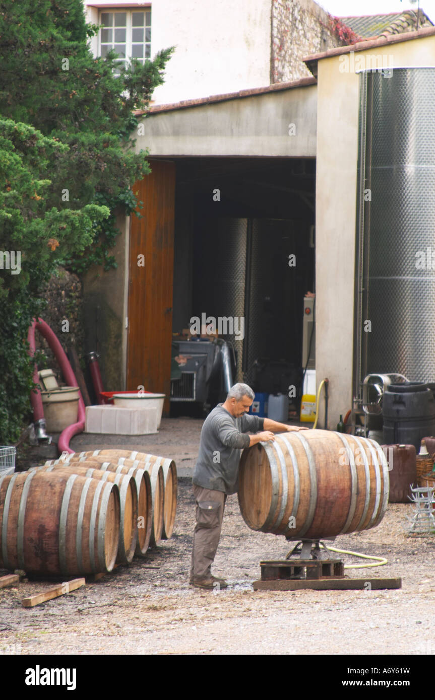 Domaine d'Aupilhac. Montpeyroux. Languedoc. Nettoyage homme tonneaux vides avec de l'eau chaude à l'extérieur de la cave. La France. L'Europe. Banque D'Images