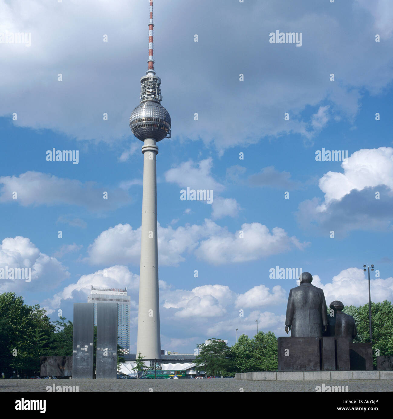Statues soviétique de Marx et Engels en dessous de la tour de la télévision Berlin Allemagne Banque D'Images