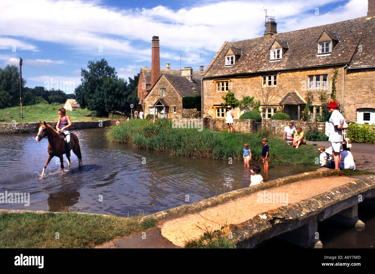 Horse Girl Lower Slaughter et rivière Windrush Gloucestershire Angleterre Cotswolds Gloucestershire British Banque D'Images