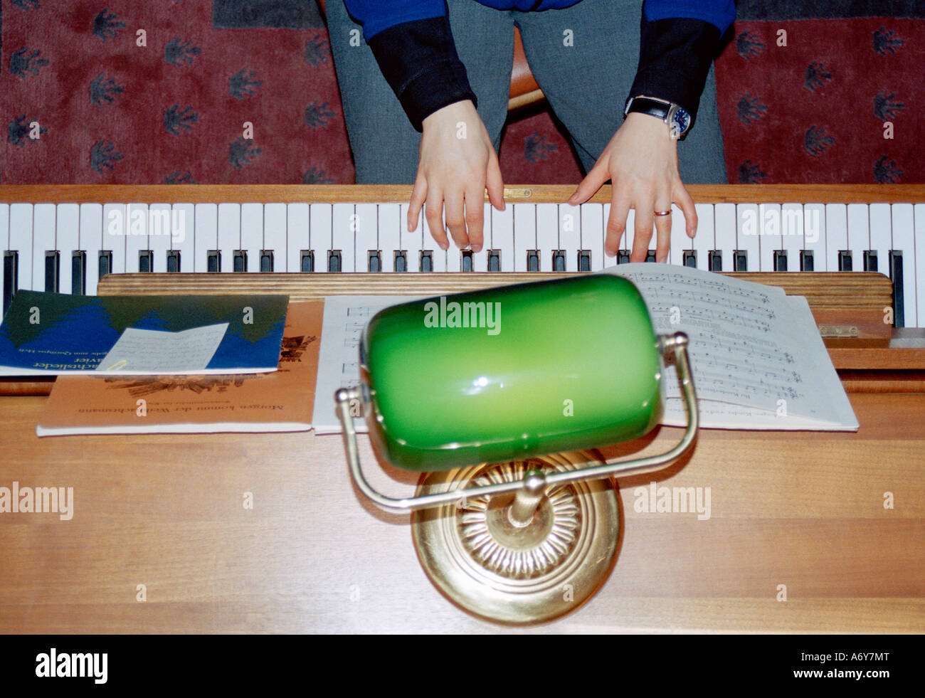 Femme jouant du piano Banque D'Images