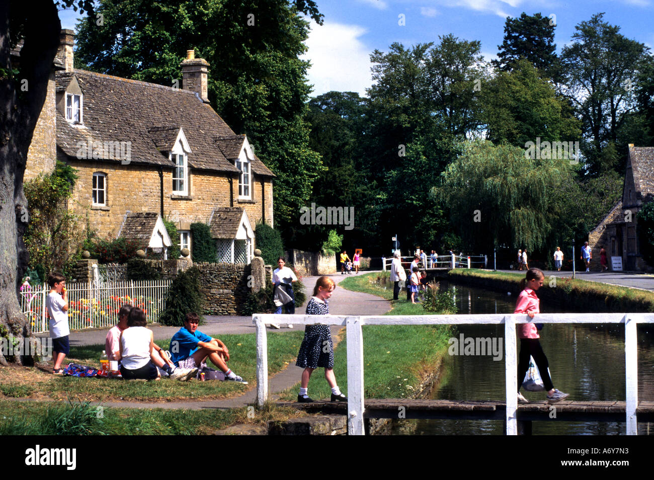 Lower Slaughter et rivière Windrush Gloucestershire Angleterre Cotswolds Gloucestershire British Banque D'Images