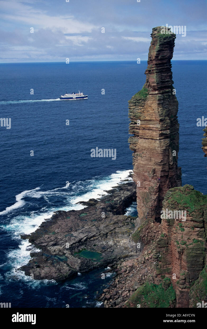 Vieil Homme de grès Hoy pile mer 137m de haut, avec en arrière-plan ferry Hoy Orkney Islands Ecosse Royaume-Uni Europe Banque D'Images