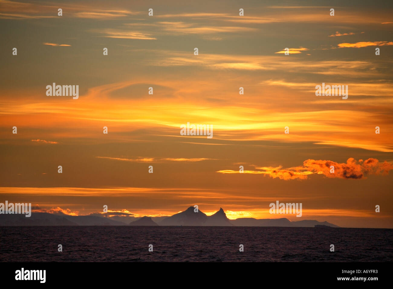 Soleil de minuit sur la côte antarctique vue depuis le passage de Drake Banque D'Images