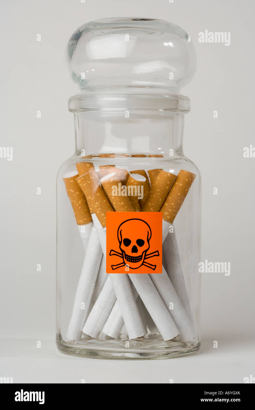 Des cigarettes dans un bocal de verre Banque D'Images Des cigarettes dans un bocal de verre Banque D'Images