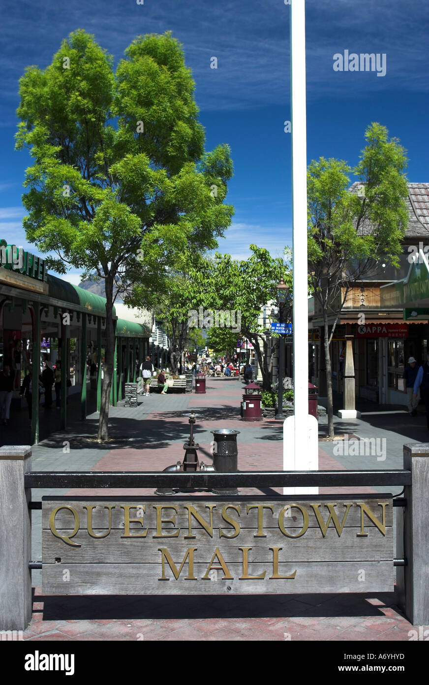 Quuenstown, Nouvelle-Zélande, rue commerçante avec Queenstown Mall signer en premier plan et de ciel bleu. Banque D'Images