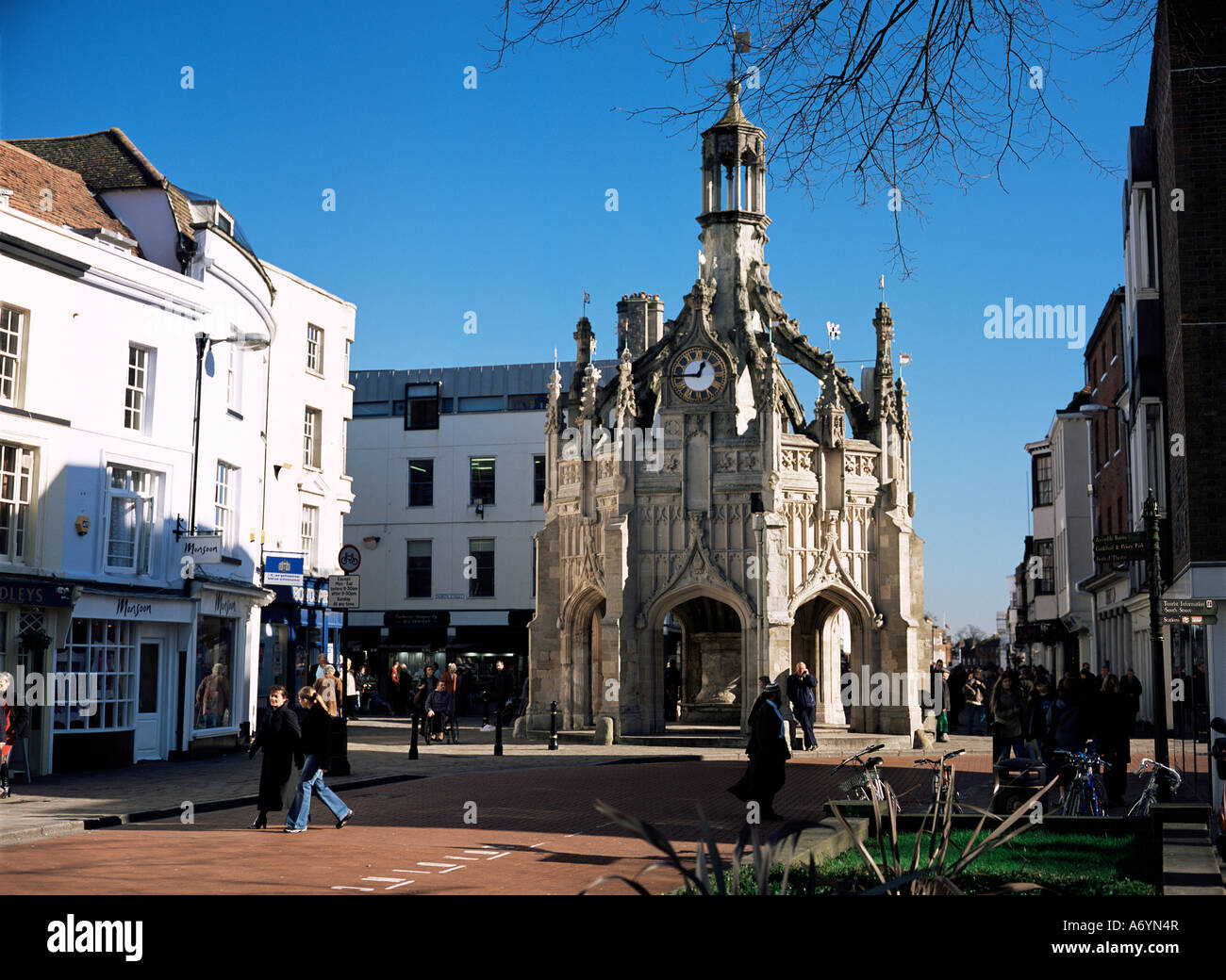 La Croix du marché donnée à la ville en 1501 par l'Évêque Histoire d'abriter des traders vu de West Street Chichester West Banque D'Images