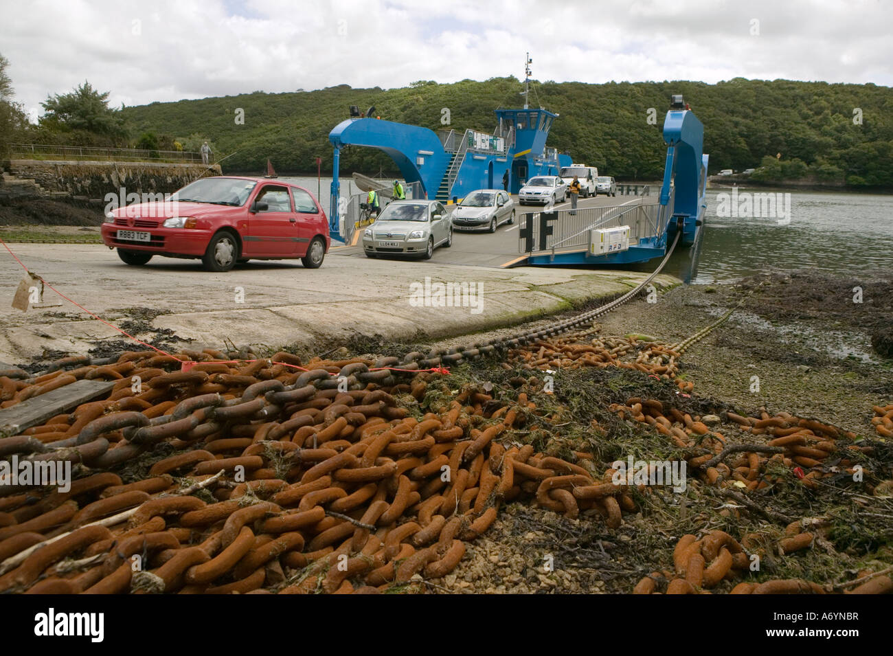 Les voitures roulent sur le roi Harry la rivière Fal traversée en ferry à partir de la péninsule de Roseland à Feock, Cornwall. Banque D'Images