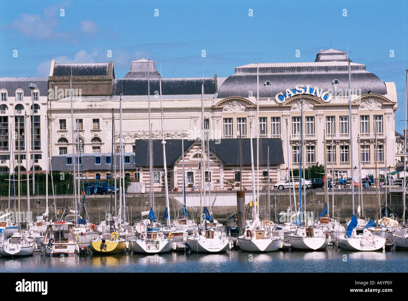 Sur le port de Casino Trouville Basse Normandie Normandie France Europe Banque D'Images