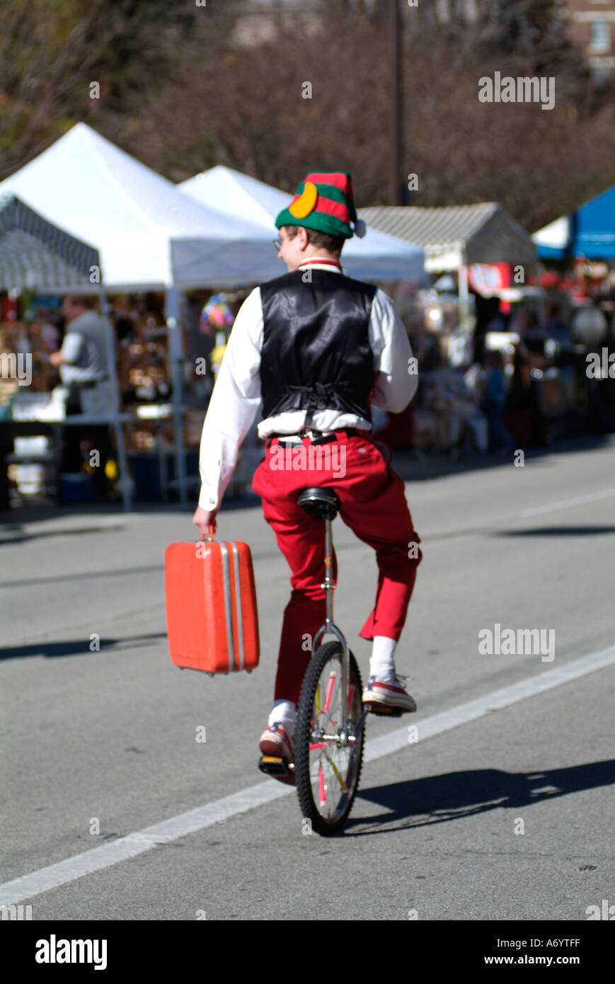 Un homme monté sur un vélo mono la rue Banque D'Images