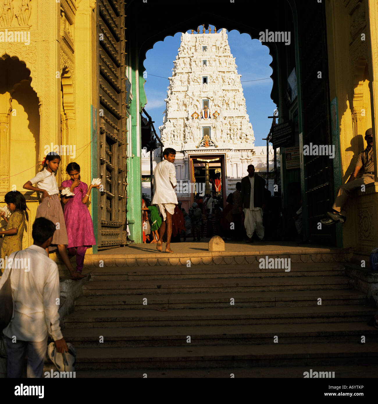 Étapes menant à la Brahma temple où a eu lieu l'incarnation de Brahma Pushkar Rajasthan Inde Asie Banque D'Images