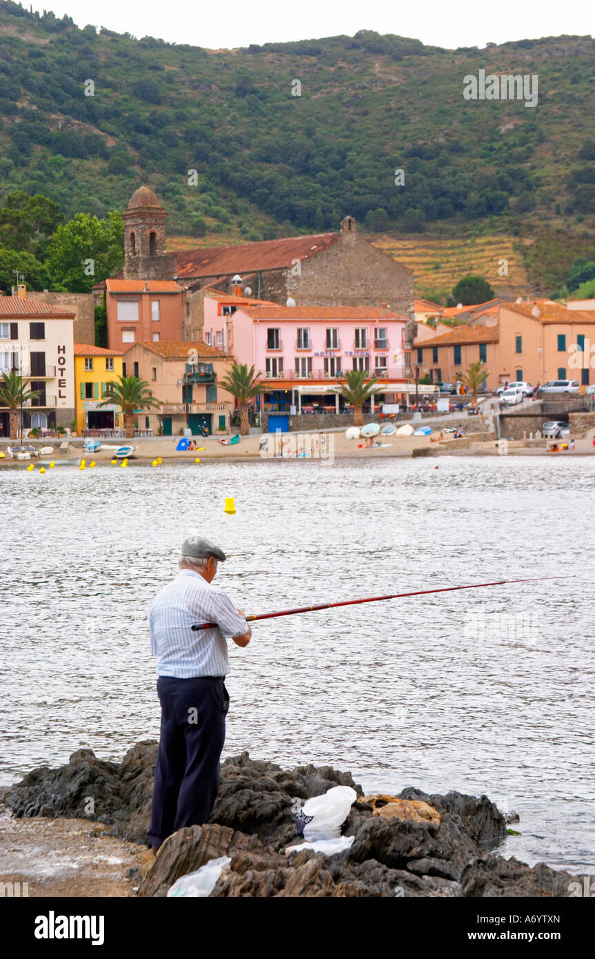 L'homme pêche avec une canne à pêche. La plage dans le village. Collioure. Roussillon. La France. L'Europe. Banque D'Images