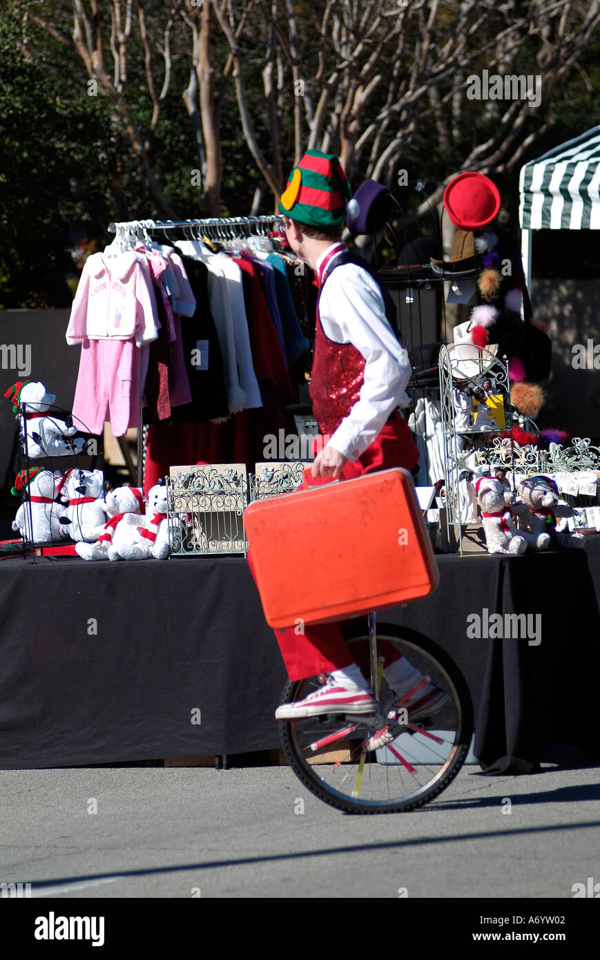 Un homme monté sur un vélo mono la rue Banque D'Images