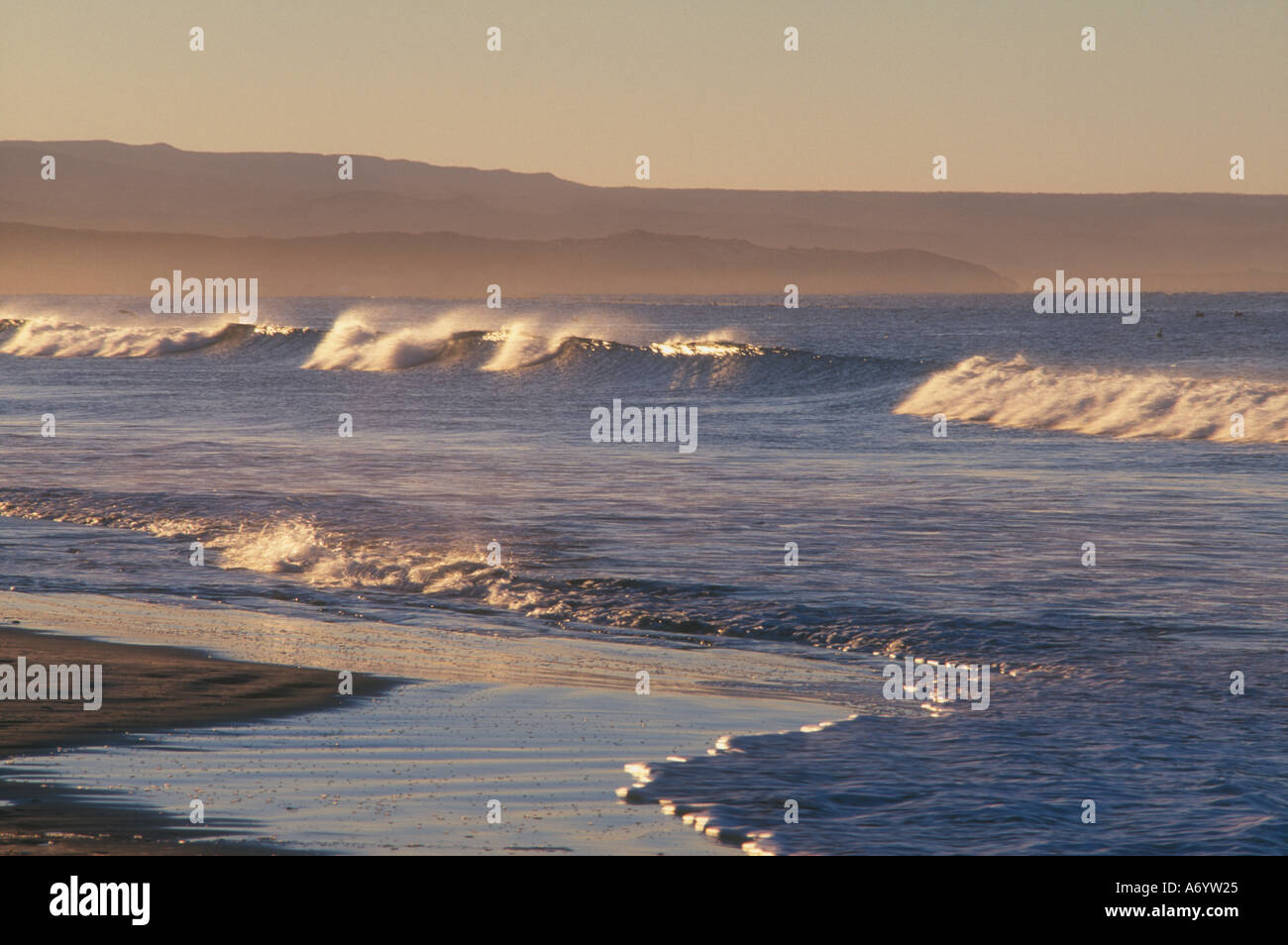 Côte du Pacifique La Basse Californie Mexique Playa El Bahia Golden Prague Residence Santa Maria Beach et les vagues au lever du soleil 3102 0114 Banque D'Images