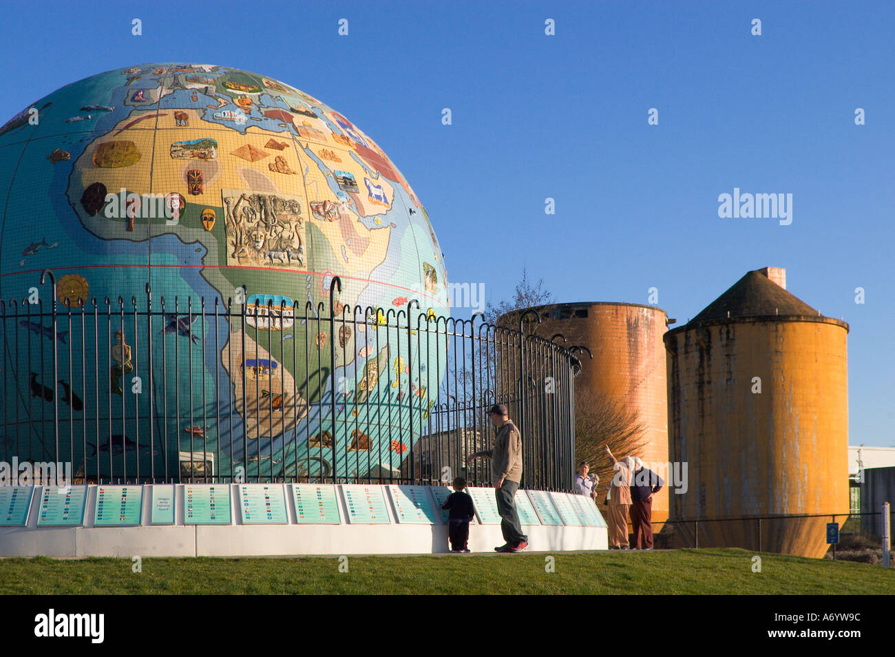 Personnes regardant la terre Eco globe en parc Riverfront Salem Oregon Banque D'Images