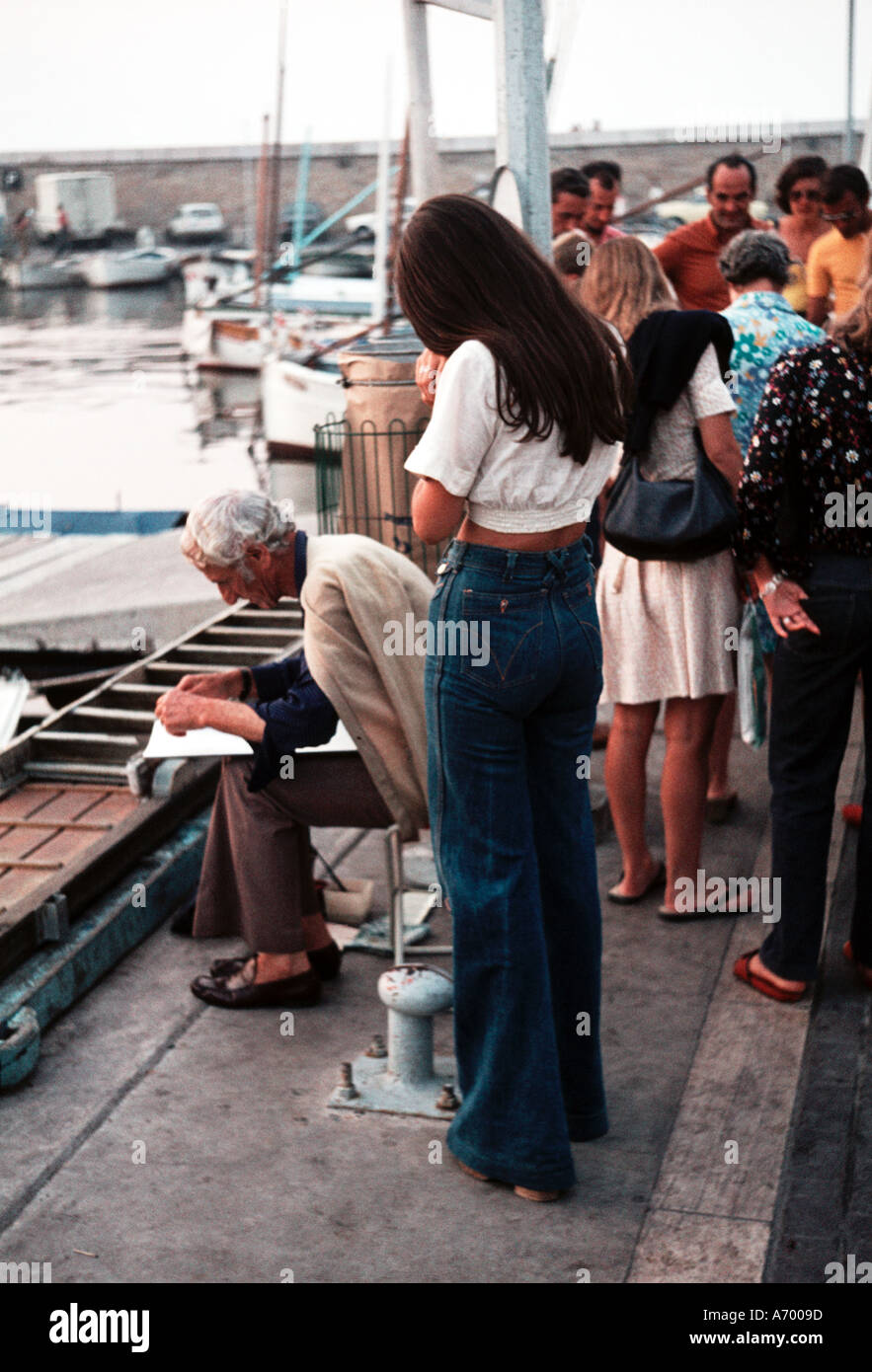 Les gens qui regardent une artiste à l'œuvre Saint Tropez 1974 Banque D'Images