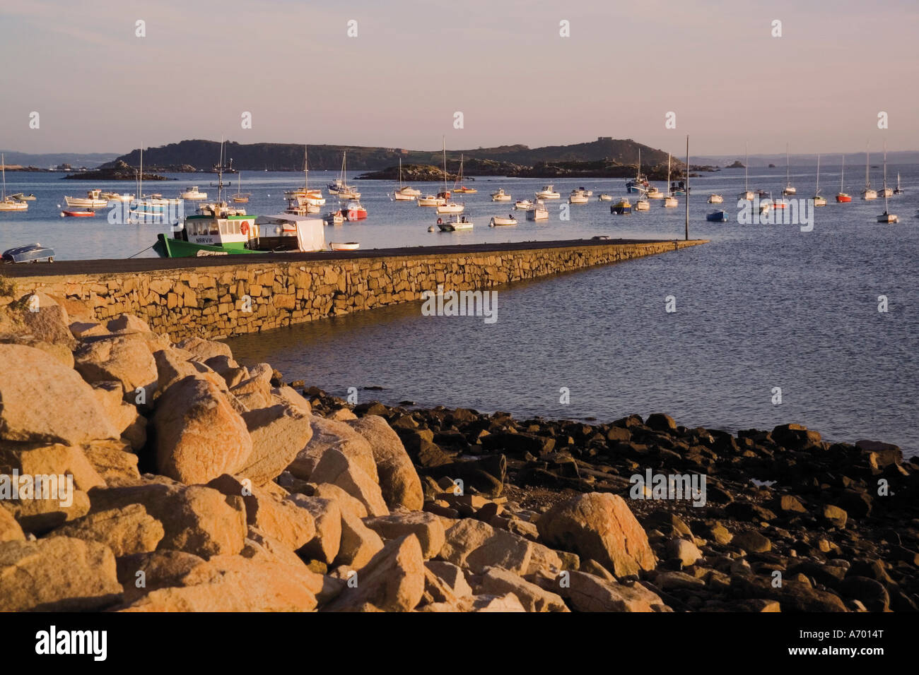 Bateaux dans le port au coucher du soleil Ile Grande Cote de Granit Rose Cotes d Armor Bretagne France Europe Banque D'Images