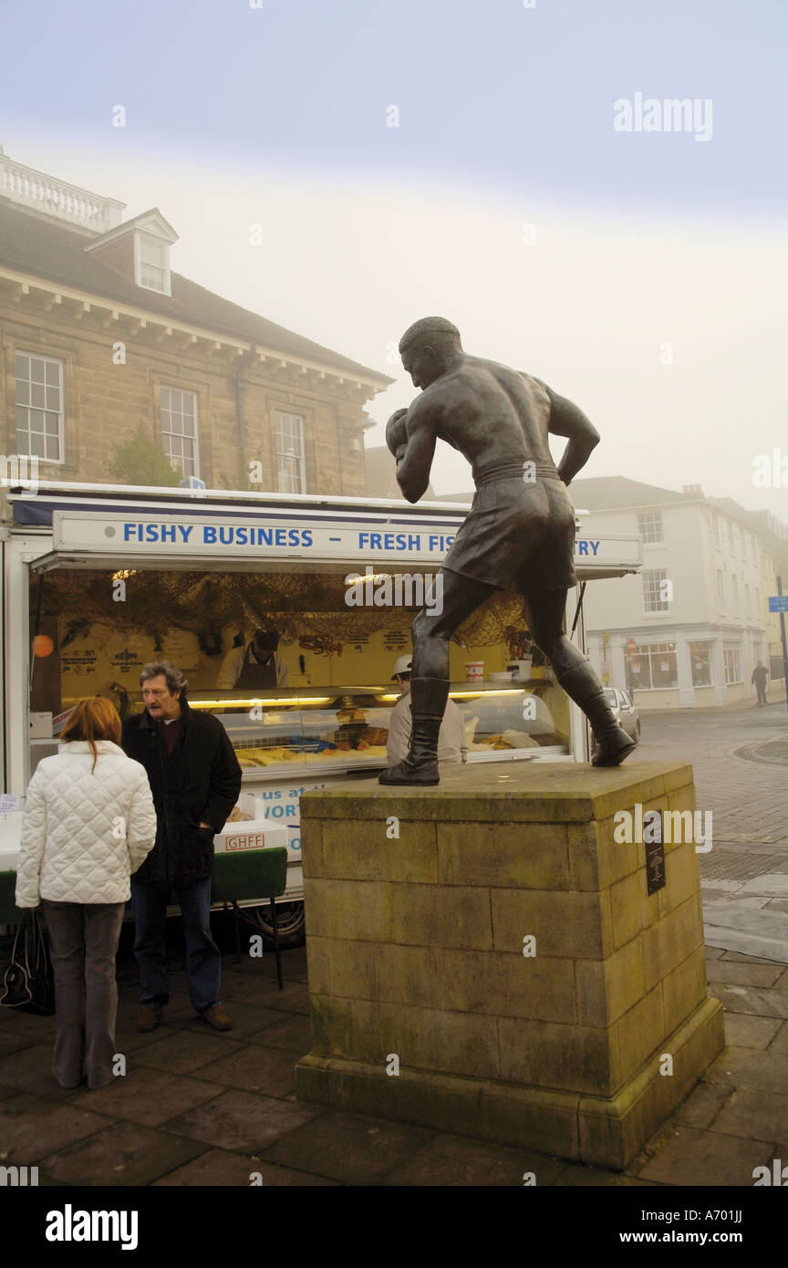 Statue du boxeur Randolph Turpin Market Place Warwick Warwickshire Angleterre Royaume Uni Europe Banque D'Images