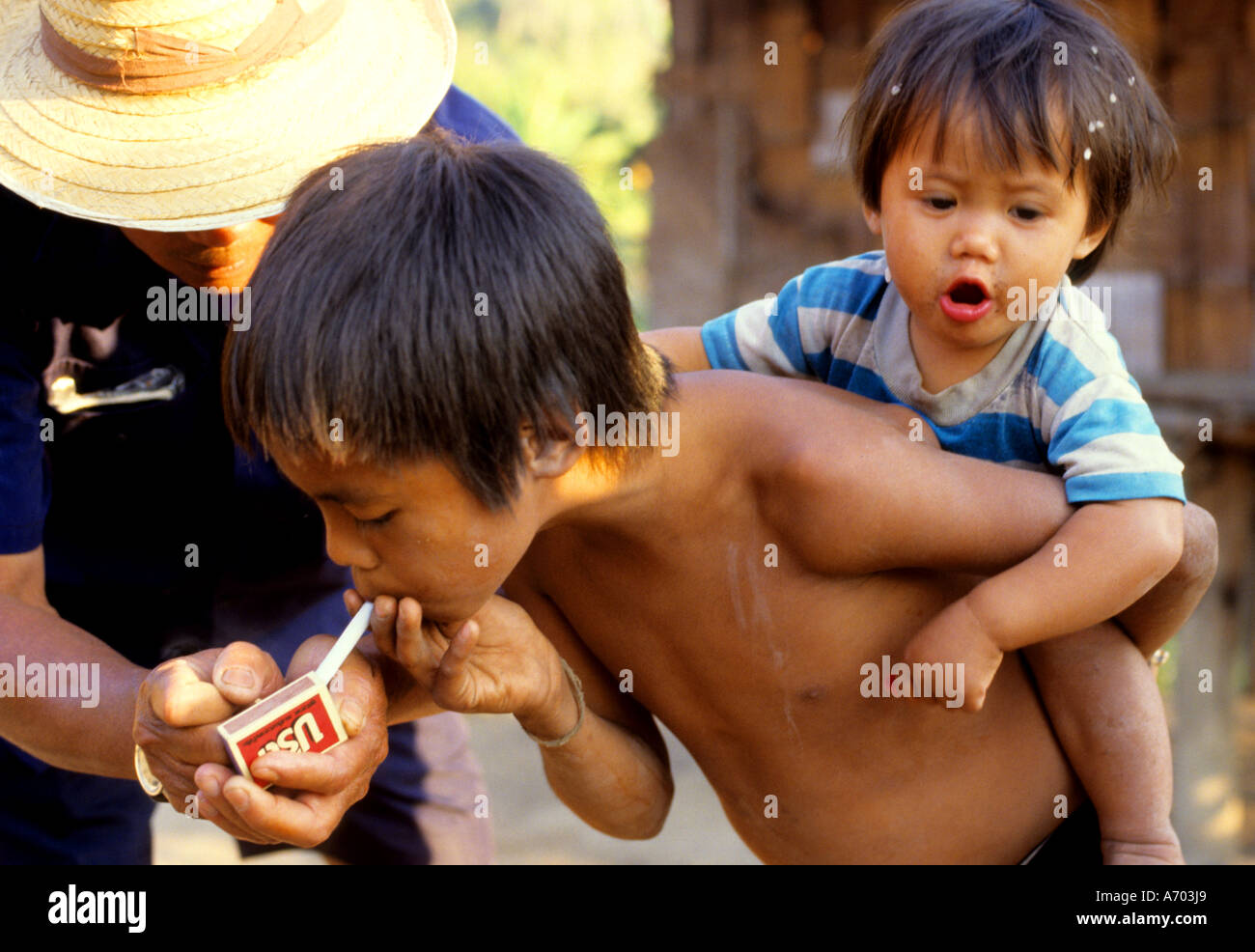 Bébé garçon fumeurs de cigarettes cigarettes thaïlandaises Thaïlande Banque D'Images