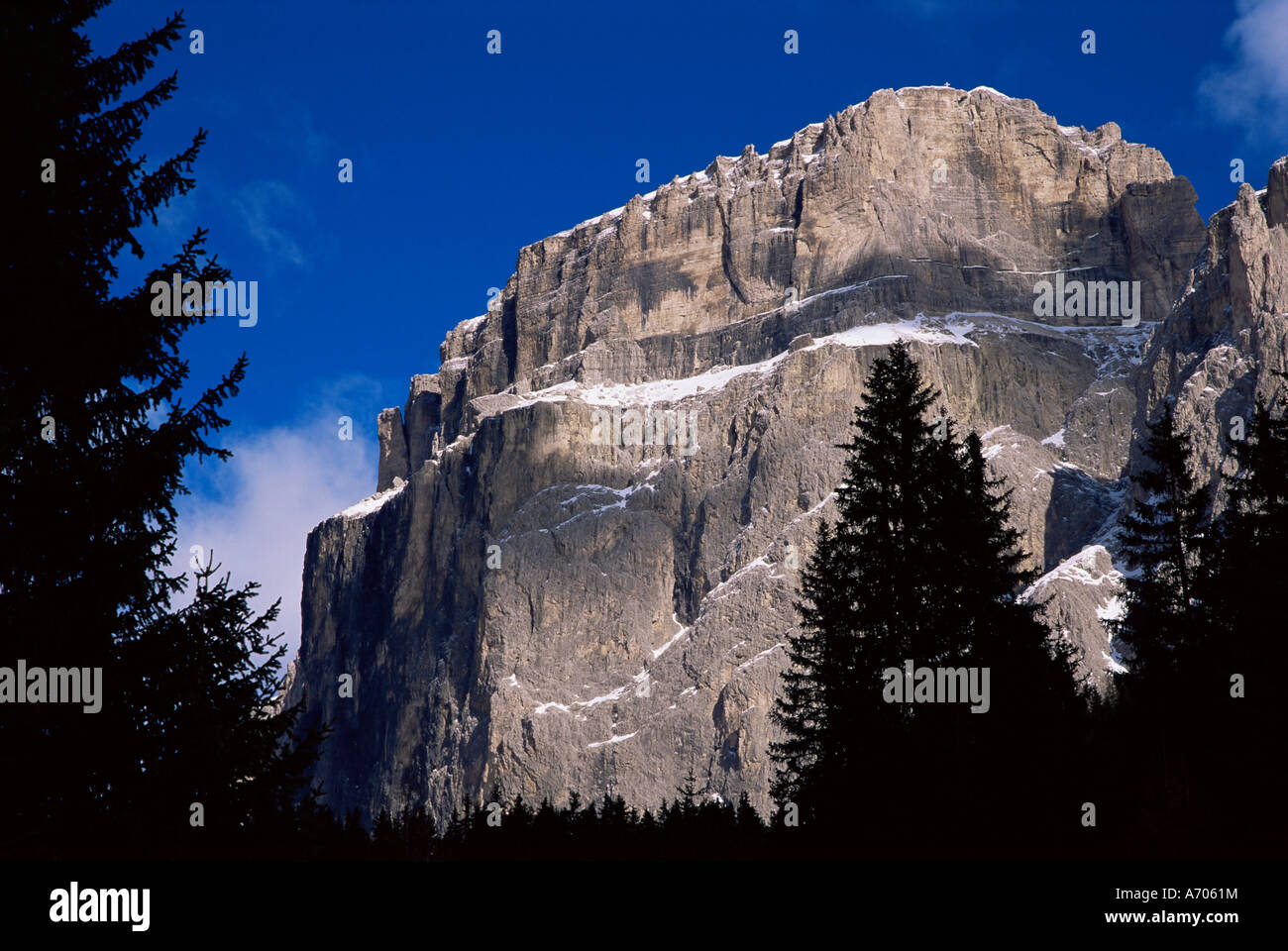 Montagnes dans le Passo Sella près de station de ski de Val Gardena, Val di Fassa Dolomites Trentino Italie Europe Banque D'Images