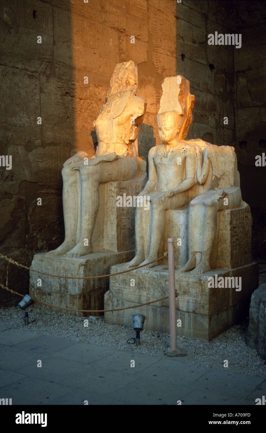 Statue de Tutankamun comme le dieu Amon Luxor Temple Banque D'Images