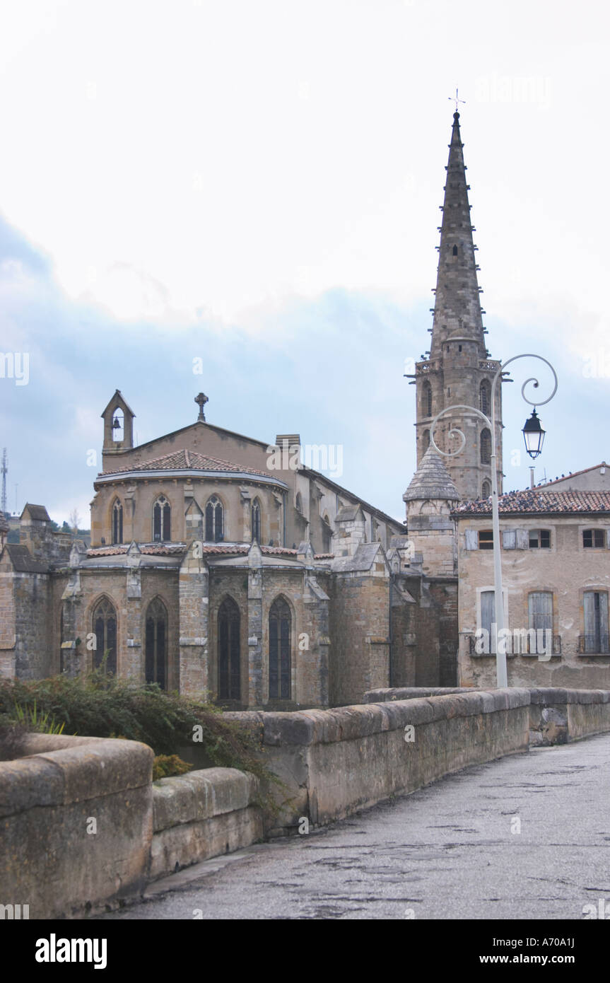 L'église gothique St Martin et le pont sur la rivière l'Aude. Ville de Limoux. Limoux. Languedoc. La France. L'Europe. Banque D'Images