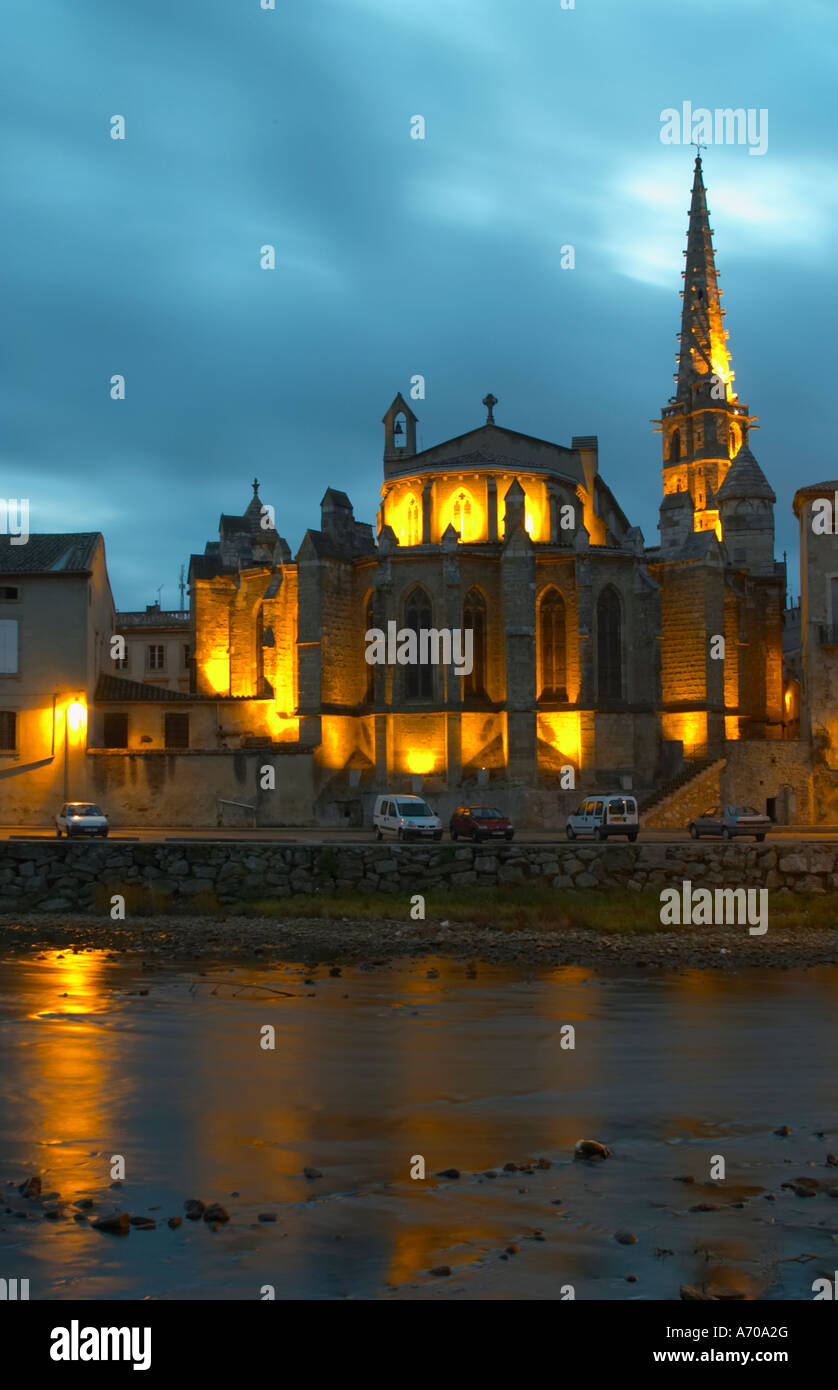 L'église gothique St Martin et le pont sur la rivière l'Aude. Ville de Limoux. Limoux. Languedoc. Aude. Éclairé en soirée et la nuit. La France. L'Europe. Banque D'Images