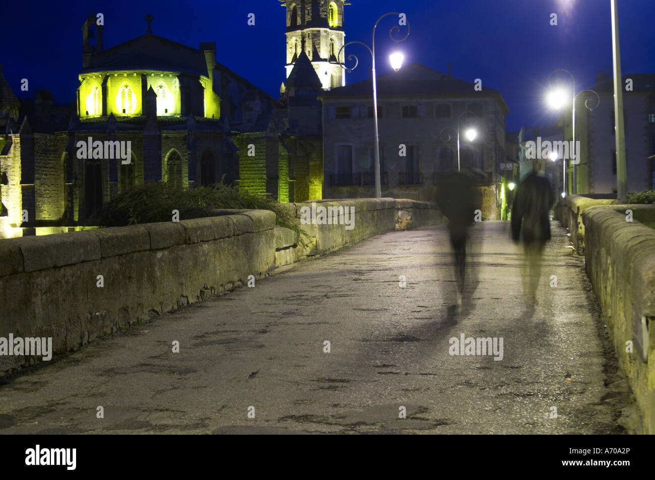 Le pont sur la rivière l'Aude avec deux hommes marchant sur le pont. Motion Blur. Ville de Limoux. Limoux. Languedoc. Éclairé en soirée et la nuit. La France. L'Europe. Banque D'Images