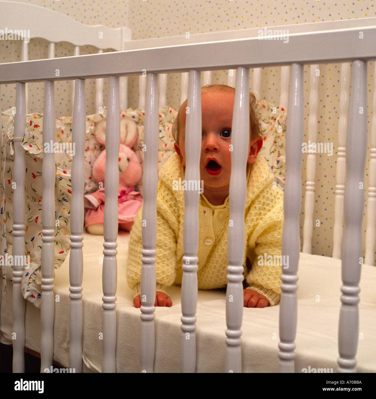 6 mois bébé garçon lit bébé en anglais Photo Stock - Alamy
