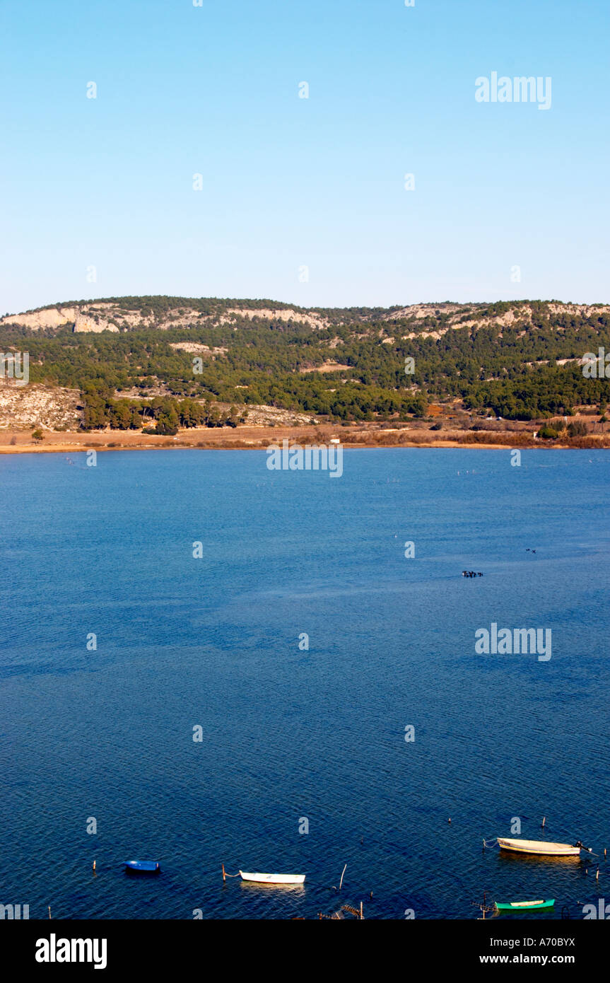 Vue sur le Massif de La Clape, sur la montagne de Gruissan village. La Clape. Languedoc. La France. L'Europe. Banque D'Images