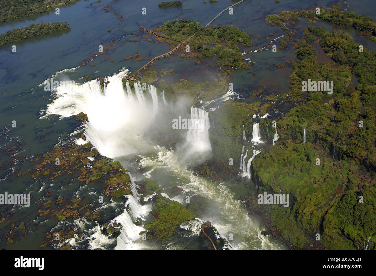 Gorge du Diable des chutes d'Iguazu Argentine plate-forme observations vue aérienne au-dessus du centre du centre du Brésil ci-dessous Argentine Brésil Banque D'Images