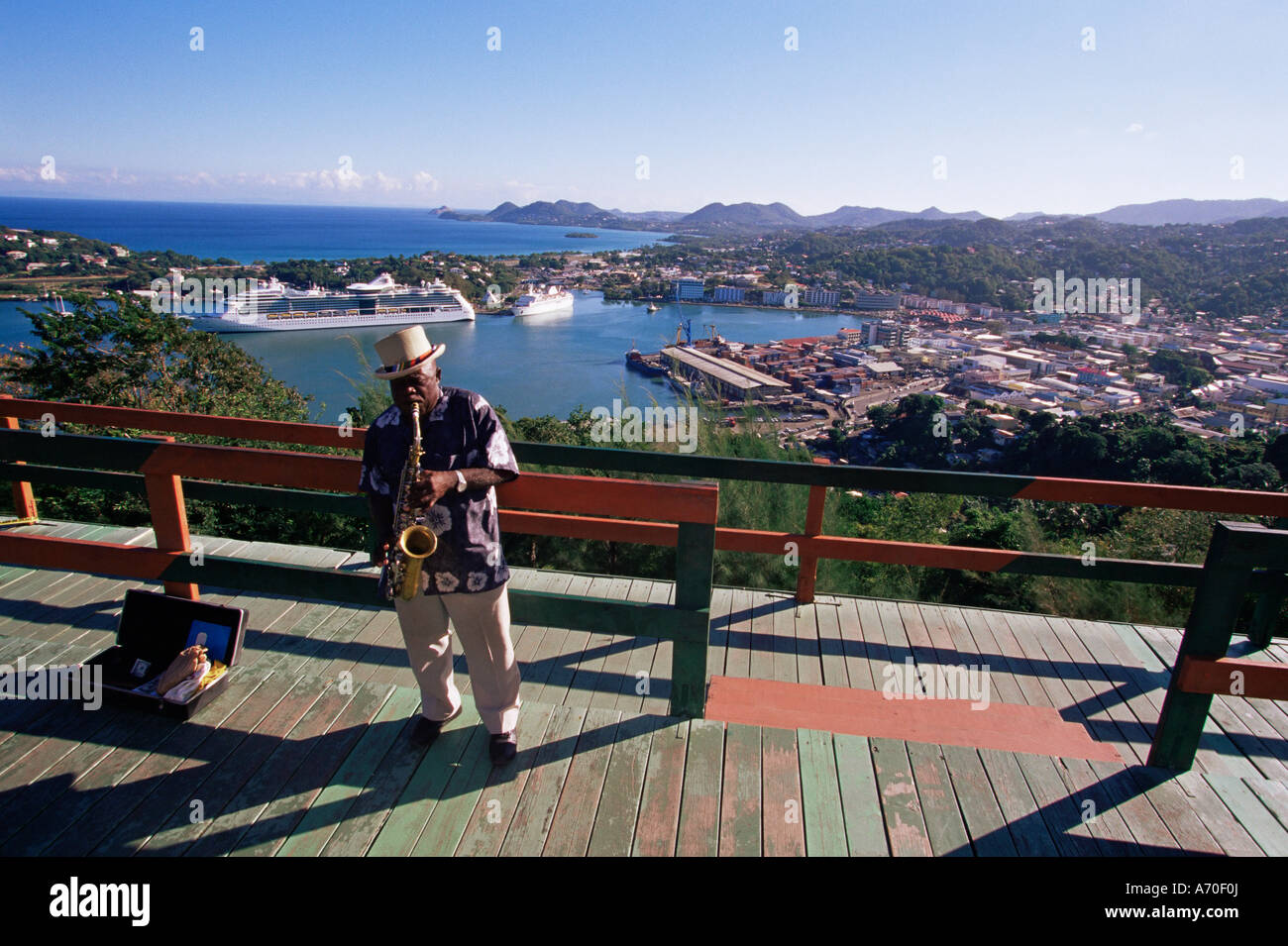 Homme jouant un saxophone à Morne Fortune avec une vue sur Castries Sainte-lucie Iles du Vent Antilles Caraïbes Centra Banque D'Images