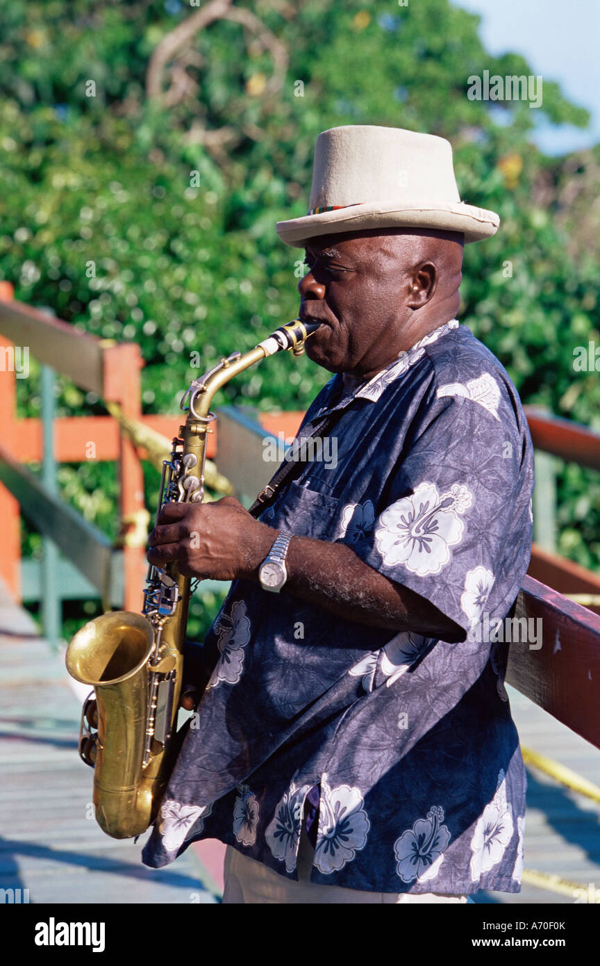 Homme jouant un saxophone à Morne Fortune Castries Sainte-lucie Iles du Vent Antilles Caraïbes Amérique centrale Banque D'Images