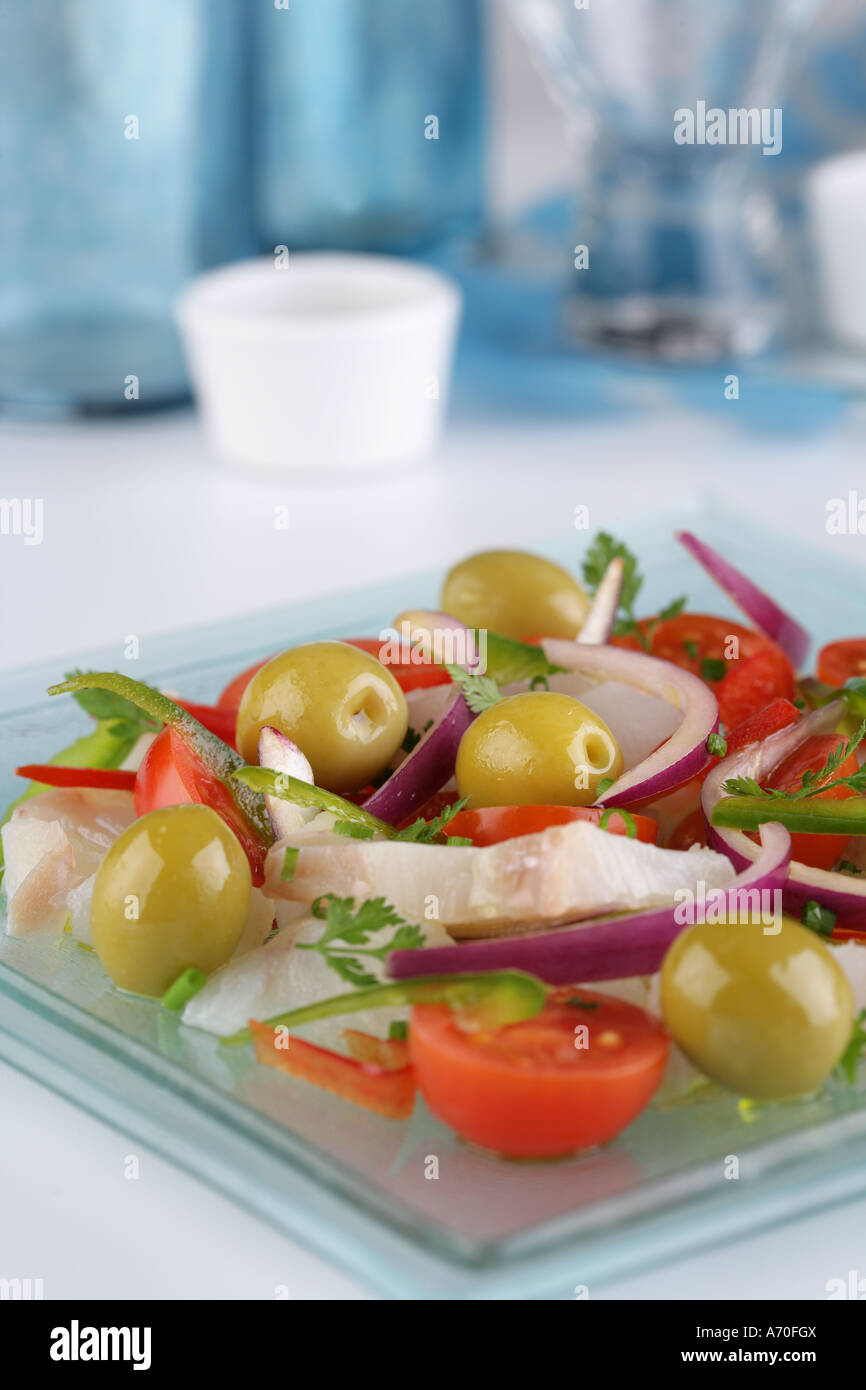 La morue salée râpée salade avec des olives manzanilla Banque D'Images