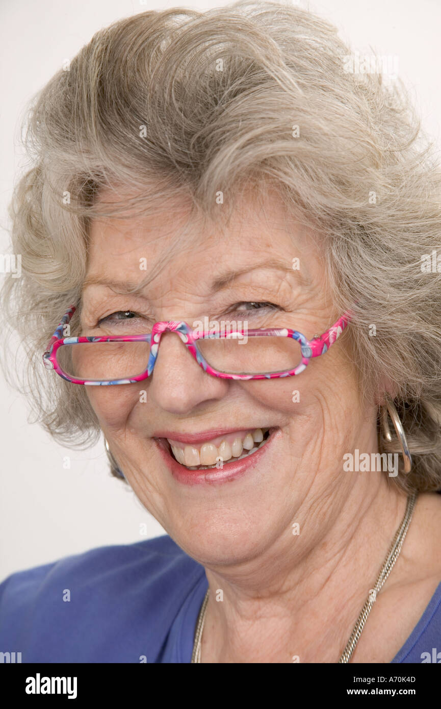 PORTRAIT DE FEMME PLUS GLAMOUR HEUREUX AVEC DES LUNETTES PUBLIÉ Banque D'Images